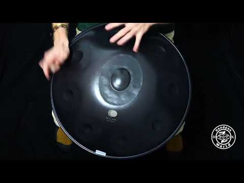 Die Eclipse D Sabye wurde entwickelt, um einen erschwinglichen Einstieg in die faszinierende Welt der Handpans zu ermöglichen. Die Eclipse Handpan bietet eine ideale Klangqualität zu einem einzigartigen Preis. Wir haben bei der Entwicklung dieser Handpan auf bestmögliche Klangqualität und Stimmstabilität geachtet, um das bestmögliche Preis-Leistungs-Verhältnis zu garanti