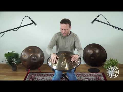 Tauche ein in dieses mitreißende Video, in dem ein junger Mann eine Edelstahl Handpan mit großer Leidenschaft spielt. Die Handpan ist ein außergewöhnliches Musikinstrument, das durch seinen warmen und melodischen Klang begeistert. Der talentierte Musiker erzeugt eine sanfte und rhythmische Melodie, indem er geschickt über die verschiedenen Klangfelder der Handpan streicht. Die glänzende Oberfläche der Edelstahl Handpan fängt das Licht ein und verleiht dem Video eine faszinierende Ästhetik.