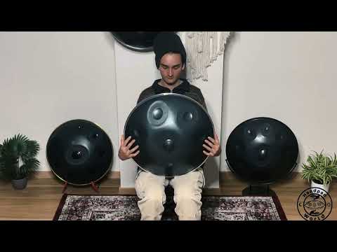 Ein Handpanspieler spielt eine wunderschöne Eclipse D Kurd Handpan mit einem warmen und geheimnisvollen Ton