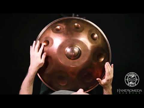 Die einzigartigen Klänge der Handromeda B2 Sabye aus Sao Paulo werden im Video gezeigt. In die harmonischen Schwingungen kann eingetaucht und von der himmlischen Stimme der Handromeda verzaubert werden. Perfekt für alle Handpan-Liebhaber!