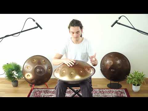 Junger Mann spielt eine Nala D Kurd 10 Edelstahl Handpan mit großer Leidenschaft in einem gut ausgeleuchteten Studio mit zwei Handpans im Hintergrund.