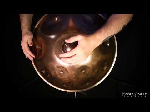 Erlebe die Magie der Handromeda C Aegean Handpan, gespielt von einem talentierten Musiker. Dieses Instrument, handgefertigt im pulsierenden Sao Paulo von Vitor Luz und seinem Team, verbindet Kreativität und Innovation. Der Klang der Handromeda entführt Dich in eine Welt aus Harmonie und innerem Frieden.