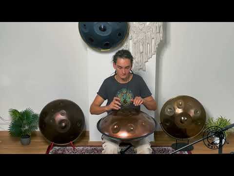 Tauche ein in die kraftvollen Klänge der Spirit Soul Handpan, gespielt von einem talentierten Musiker. Diese aus Edelstahl gefertigte Handpan erzeugt ein reines und klares Klangspektrum mit langem Sustain, ideal für meditatives und entspannendes Spiel. Robust und leicht transportierbar, eignet sie sich perfekt für Studio, Zuhause oder unterwegs.