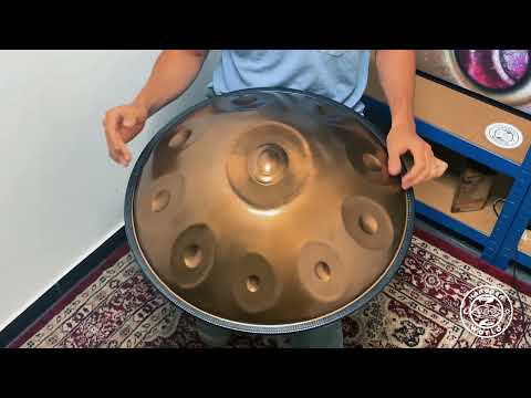 In diesem Video kannst du einen talentierten jungen Mann sehen, der eine wunderschöne Spirit Soul D Kurd 14 Noten Handpan spielt. Die Handpan ist ein einzigartiges Musikinstrument mit einem warmen und melodischen Klang. Der Musiker erzeugt sanfte und rhythmische Klänge, während er mit den Fingern über die verschiedenen Klangfelder der Handpan streicht. Die glänzende Oberfläche der Edelstahl Handpan reflektiert das Licht und verleiht dem Video eine ästhetische und faszinierende Note.