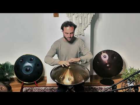 Ein Handpanspieler spielt eine Aelo Edelstahl Handpan und ist umgeben von weiteren Aelo Handpans. Handpans verschiedener Hersteller kannst Du bei Handpan.World probespielen.