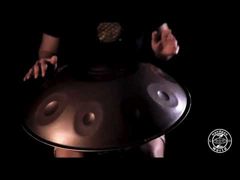 Der berühmte und tiefe Klang des Battiloro KAMI F#2 Low Mystic Handpan wird von einem Meister des Handpanspiels demonstriert