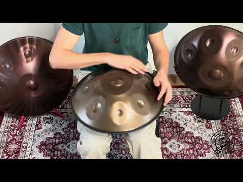 Ein Handpanspieler demonstriert den schönen Klang des SEW Mini F# Sabye Handpan.