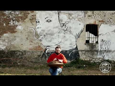 Ein Handpan-Spieler testet seine Vorstellungskraft mit dem Battiloro Avangarde B2 Minor 8 JANAM Handpan. Die neuen melodischen und perkussiven Möglichkeiten, die sich durch die Integration einer Trommel in das Handpan ergeben, sind endlos.