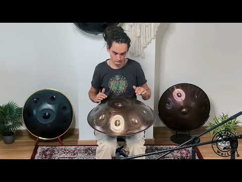 Ein Handpanspieler demonstriert den wunderschönen Klang des Nami B2 Kurd Handpan.