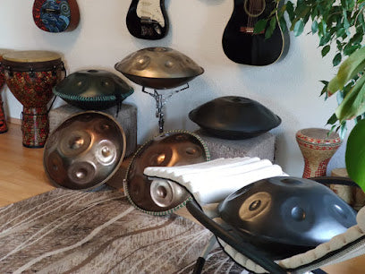 Im Handpan Showroom Malmö sind die verschiedenen Instrumente zum ausprobieren ausgestellt