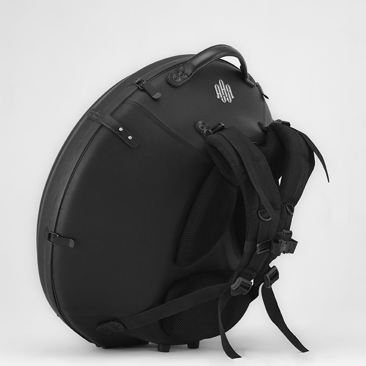 AVAYA Handpan Hardcase bequemer Rucksack gefertigt aus FieberglaszuAVAYA Handpan Hardcase bequemer Rucksack gefertigt aus Fieberglaszum Besten Schutz deiner Handpan. Die Handpan Tasche hat einen schönen schwarzen Kunstlederüberzug und steht auf einem schönen Holzwagen vor einer weißen Wand. ansicht von der seite