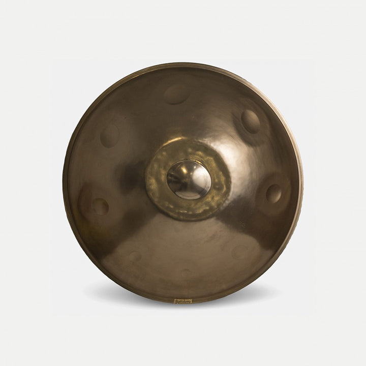 Healing-Frequency-Handpan B2 Minor mit 13 Tonfeldern gold schimmernd, vor weißem Hintergrund, aus der Vogelperspektive