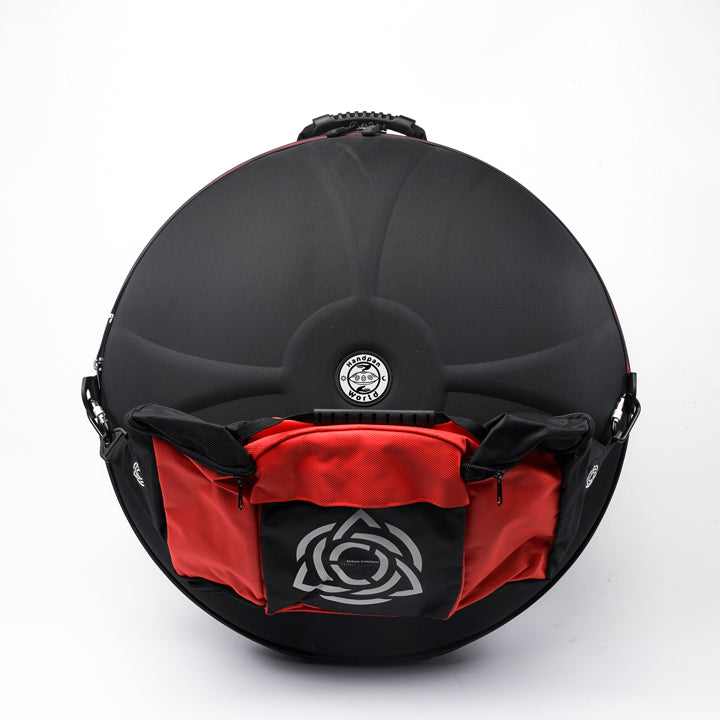 Ein rotes Pocket Bag hängt an einem Evatek Hardcase, der Handpan Rucksacktasche für sicheren und geschützten Transport Deines Handpan Drum Instruments.