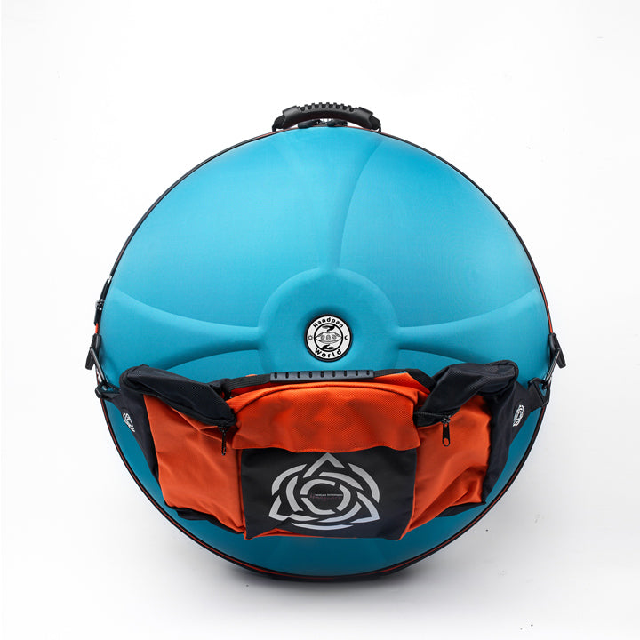 Handpan Hardcase - Evatek Pro in der Farbe bluemoon türkis. Ansicht von Vorne vor einem Weißen Hintergrund mit rotem pocketbag