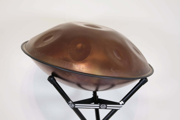 Bronzefarbene Handpan auf einem Ständer seitlich