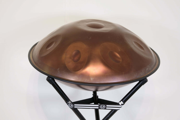 Bronzefarbene Handpan auf einem Ständer seitlich