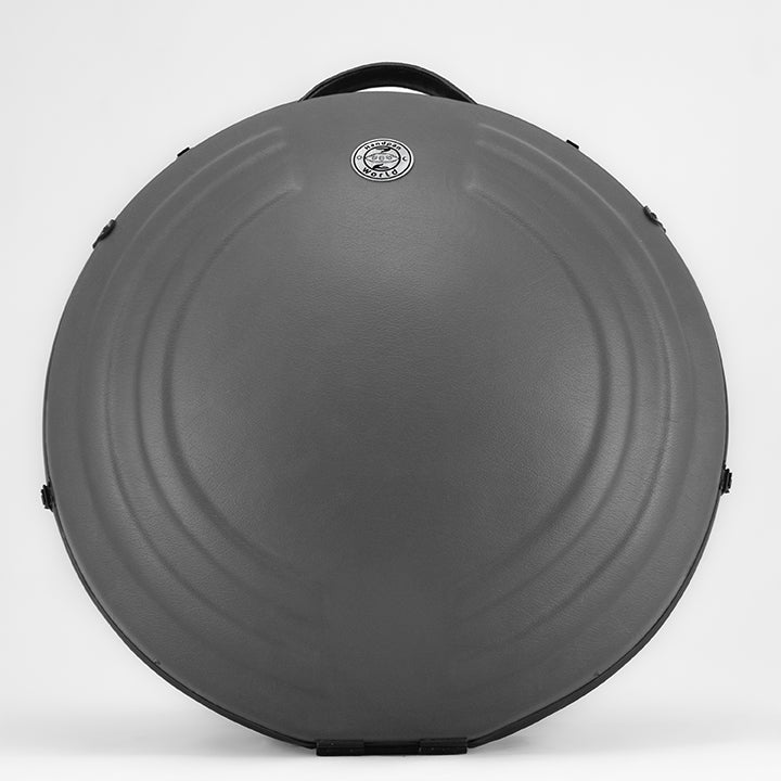 AVAYA Handpan Hardcase bequemer Rucksack gefertigt aus Fieberglaszum Besten Schutz deiner Handpan. Die Handpan Tasche hat einen schönen Grauen Kunstlederüberzug und steht auf einem schönen Holzwagen vor einer weißen Wand.