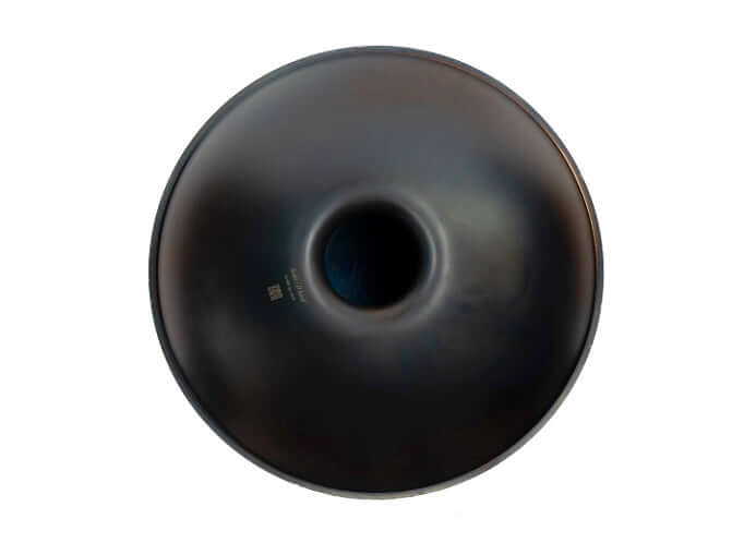 Ansicht einer Bottom Shell vom Handpan Maker Kita. Diese Handpan gibt es in verschiedenen Designs, wie Black Oxide, Galaxy, Gold Vintage, Polished Blocks  Alternativen Text bearbeiten