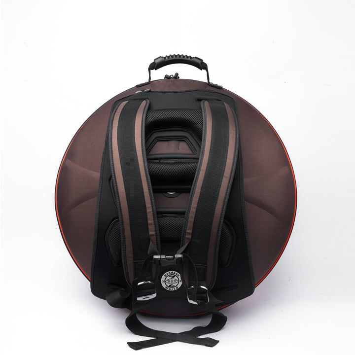 Handpan Hardcase - Evatek Pro in der Farbe Mustang braun. Ansicht von Vorne vor einem Weißen Hintergrund mit Evapad Rückenstütze