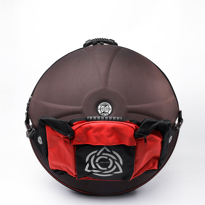 Handpan Hardcase - Evatek Pro in der Farbe Mustang braun. Ansicht von Vorne vor einem Weißen Hintergrund mit Pocketbag in rot