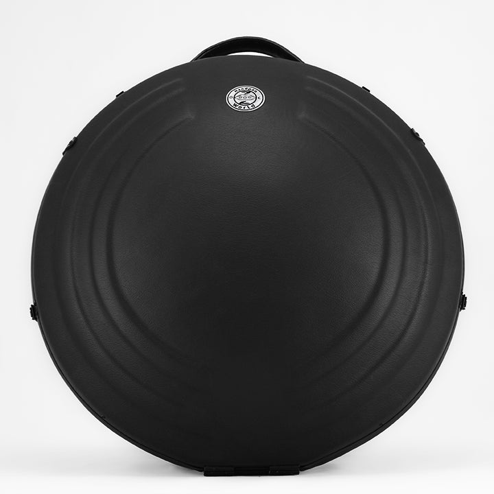 AVAYA Handpan Hardcase bequemer Rucksack gefertigt aus Fieberglaszum Besten Schutz deiner Handpan. Die Handpan Tasche hat einen schönen schwarzen Kunstlederüberzug und steht auf einem schönen Holzwagen vor einer weißen Wand.