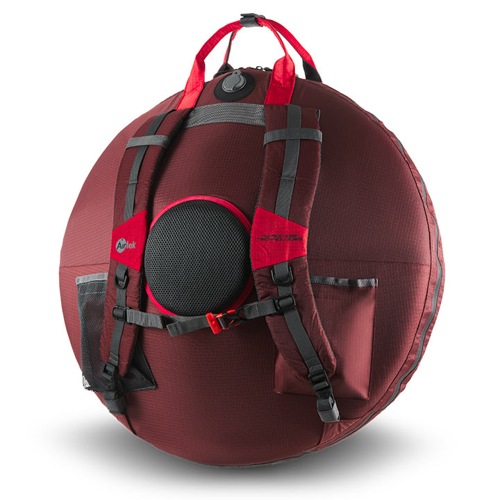 AIRTEK Handpan Case in der Farbe Roan Rouge Rot steht aufgeblasen vor einem grauen Hintergrund. Man sieht Das Handpan Case von hinten