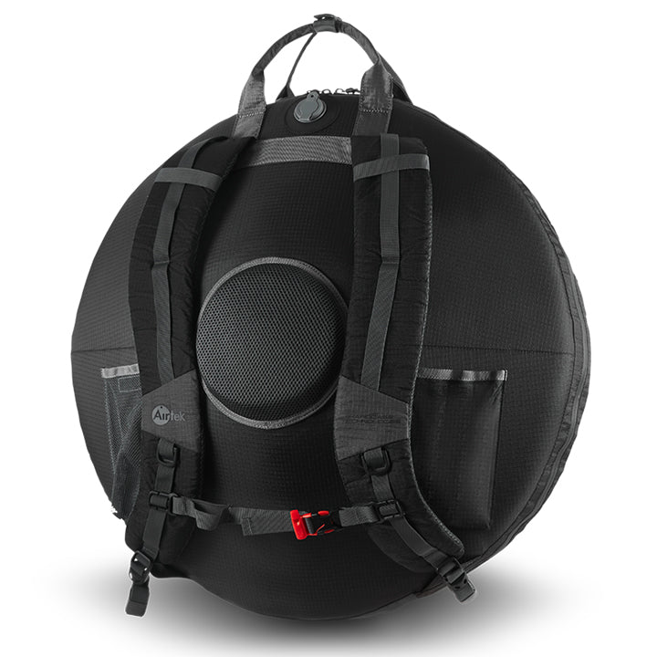 AIRTEK Handpan Case in der Farbe Black Classic Schwarz steht aufgeblasen vor einem grauen Hintergrund. Man sieht Das Handpan Case von hinten