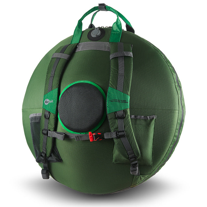 AIRTEK Handpan Case in der Farbe Woodbine Grün steht aufgeblasen vor einem grauen Hintergrund. Man sieht Das Handpan Case von hinten