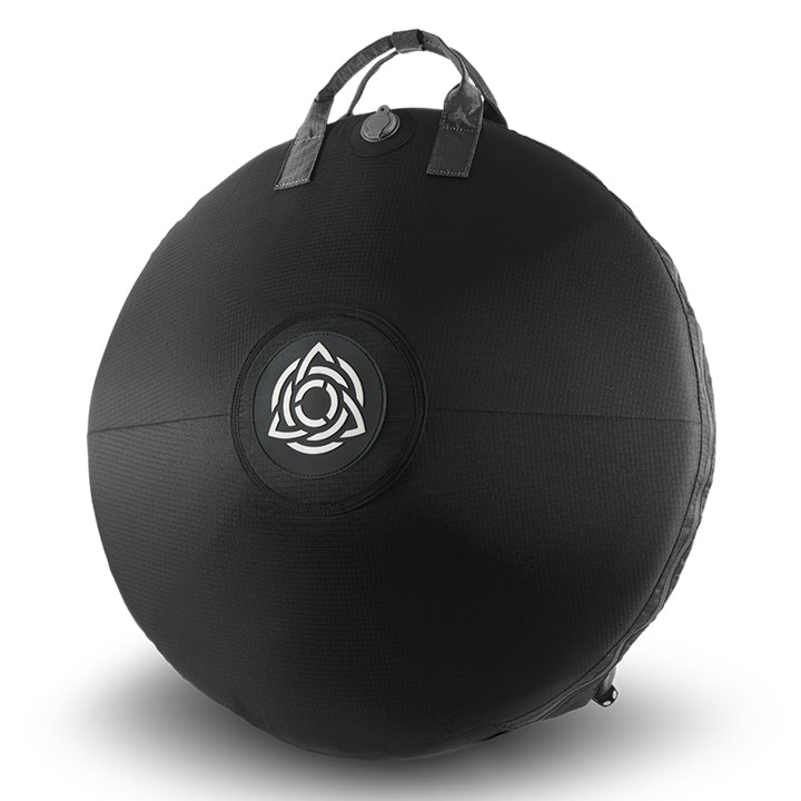 AIRTEK Handpan Case in der Farbe Black Classic Schwarz steht aufgeblasen vor einem grauen Hintergrund