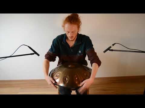 Versierter Handpanspieler spielt auf einer AeloPan Handpan in der Stimmung D Celtic Amara mit 16 Tonfeldern handgefertigt aus Edelstahl