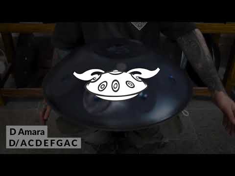 Gespielt wird eine nitrierte Handpan in der Scale D Celtic Minor / Amara des Handpan Hersteller Kita Pantam mit neun violett polierten Tonfeldern.