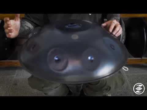 Verrsierter Handpanspieler spielt eine Kita E Celtic Minor Handpan der Marke Kita Pantam mit 9 Tonfeldern.