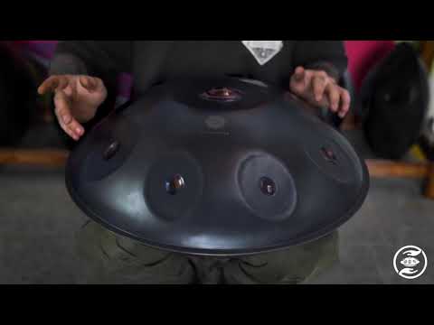 Versierter Handpan Spieler spielt auf einer F# Hijaz Kita Pantam Handpan mit neun Tonfeldern im polished violet design.