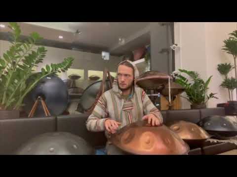 Handpan Musiker Emanuel spielt eine Mystical Embersteel Handpan in der Stimmung B2 Celtic Minor / Amara im Handpan Showroom München