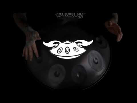 Versierter Handpanspieler spielt eine C# Low Mystic Handpan von Kita Pantam