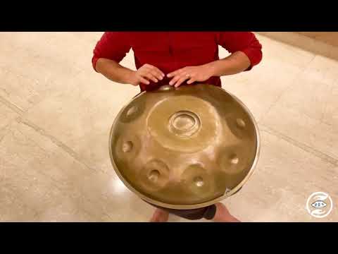 Handpanspieler mit rotten Pullover spielt auf einer Svaraa Handpan in der Stimmung F2 Voyager mit neun Tonfeldern. Diese Handpan, sowie viele weitere kann man online im Handpan.World Store kaufen.