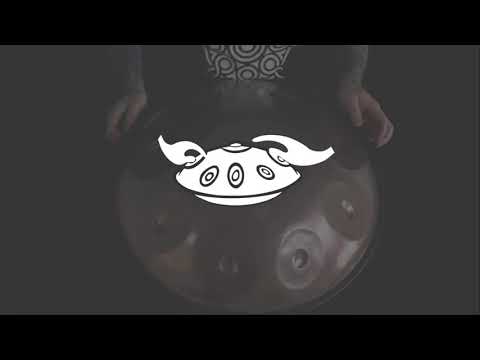 Handpan Spieler mit spielt auf einer C# Kurd Handpan von Kita Pantam.