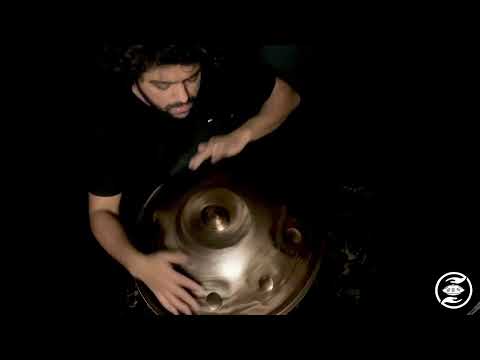 Handpanspieler spielt auf eine Svaraa Handpan mit der Stimmung E La Sirena in einem dunkleren Raum. Diese Handpan, sowie viele weitere kann man online im Handpan.World Store kaufen.