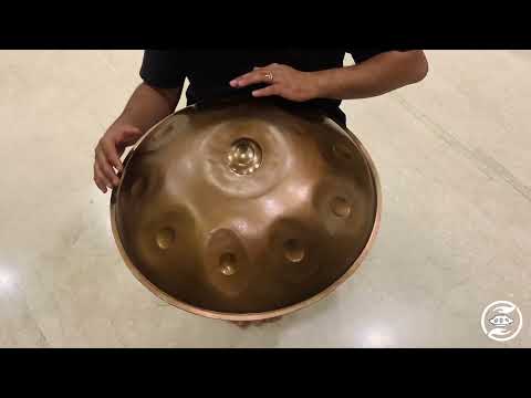 Handpanspieler spielt eine bronze, gülden schimmernde Svaraa Handpan E Major 10.  Diese Handpan, sowie viele weitere kann man online im Handpan.World Store kaufen.