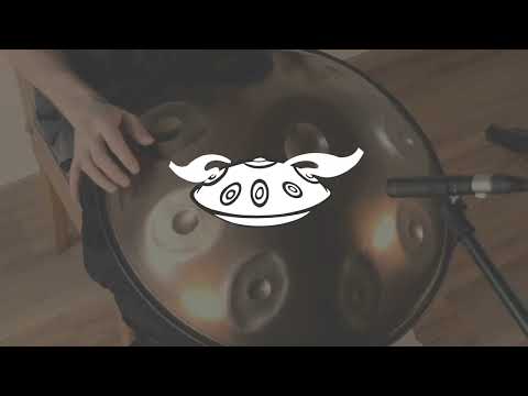 Handpanspieler spielt eine Magical E Kurd 9 Stainless Handpan in Nahaufnahme