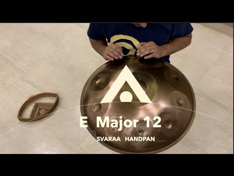 Handpan-Spieler spielt auf eine Svaraa handpan in der Stimmung E Major mit 12 Tonfeldern. Diese Handpan, sowie viele weitere kann man online im Handpan.World Store kaufen.
