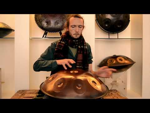 Handpan Musiker und Lehrer Emanuel Eitle spielt eine Mystical Handpan aus Embersteel. Handpan spielen lernen, kaufen und mieten bei Handpan.World