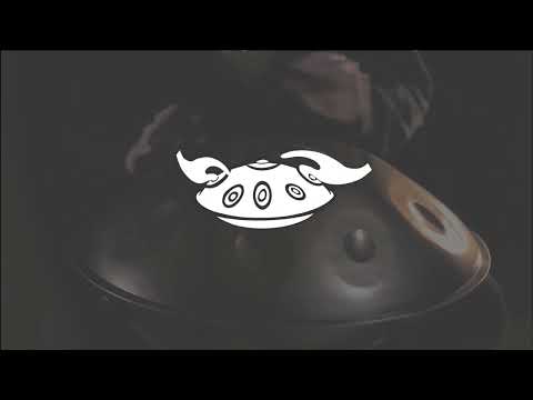 Ein Handpanspieler spielt auf einer gülden schimmernden Healing Frequency Handpan G2 Hijaz 9 aus Edelstahl in 432Hz gestimmt Ansicht von seitlich vorne