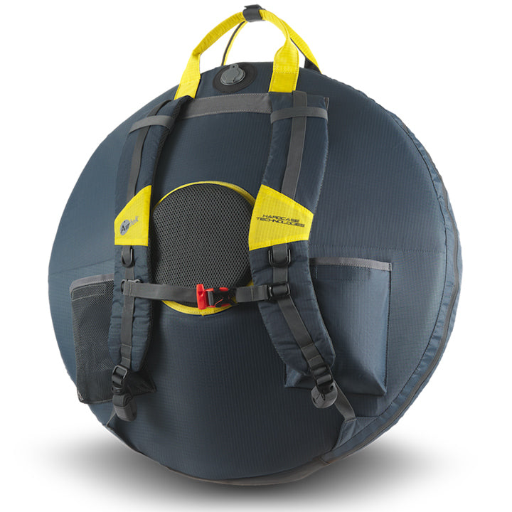 AIRTEK Handpan Case in der Farbe Blau grau steht aufgeblasen vor einem grauen Hintergrund. Man sieht Das Handpan Case von hinten