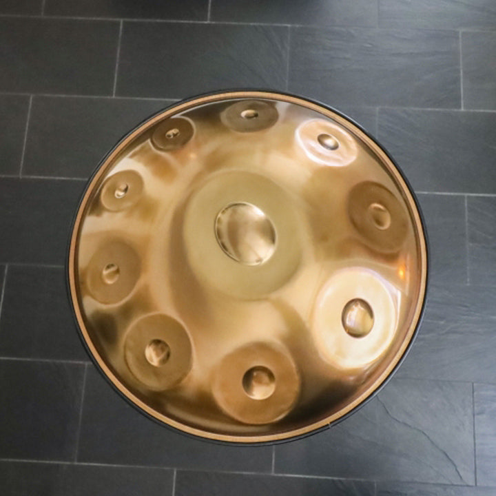 Magical Edelstahl Handpan in einer goldenen Farbe mit silbernem Schimmer.